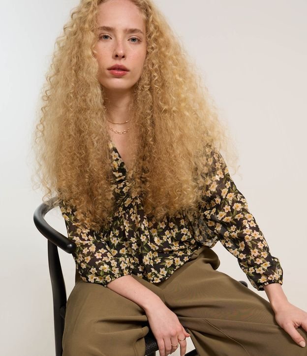 Blusa Curta em Chiffon com Amarração e Estampa Floral