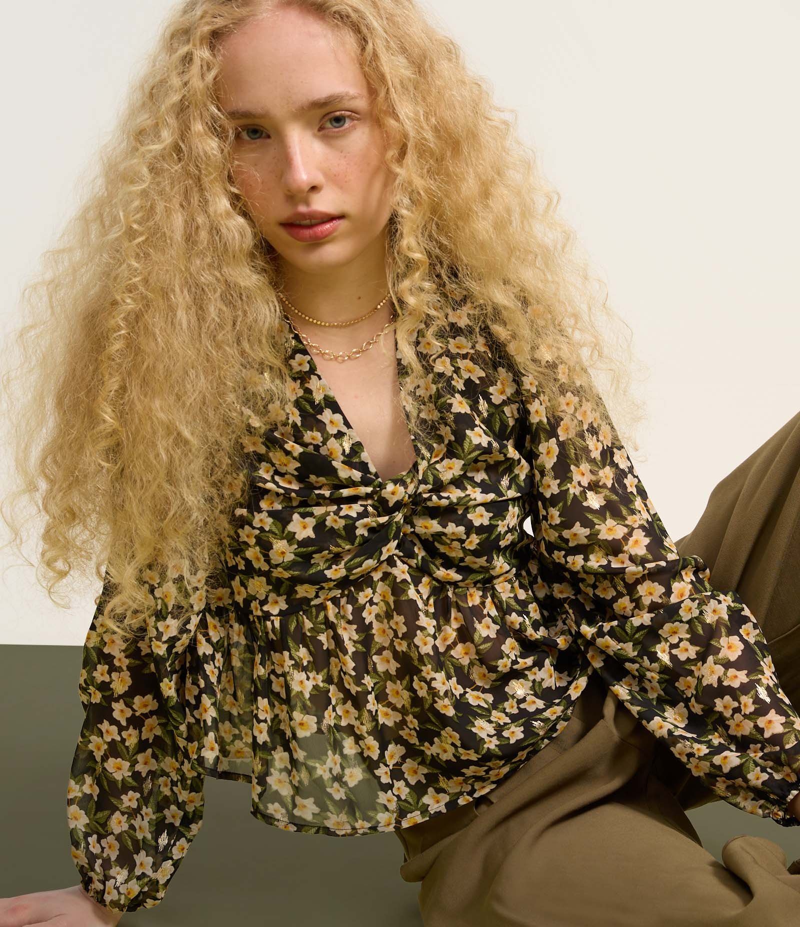 Blusa Curta em Chiffon com Amarração e Estampa Floral Preto 6