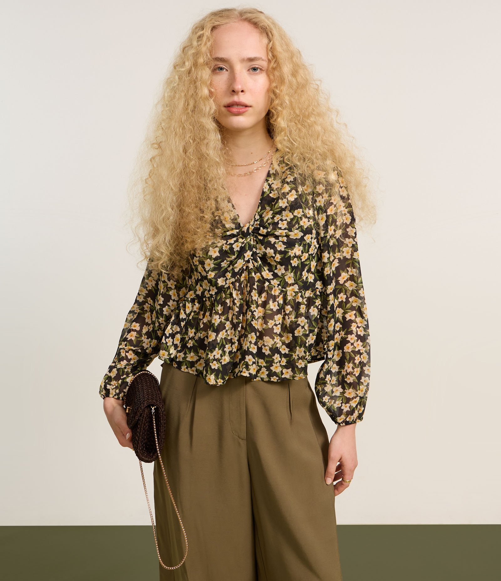 Blusa Curta em Chiffon com Amarração e Estampa Floral Preto 7