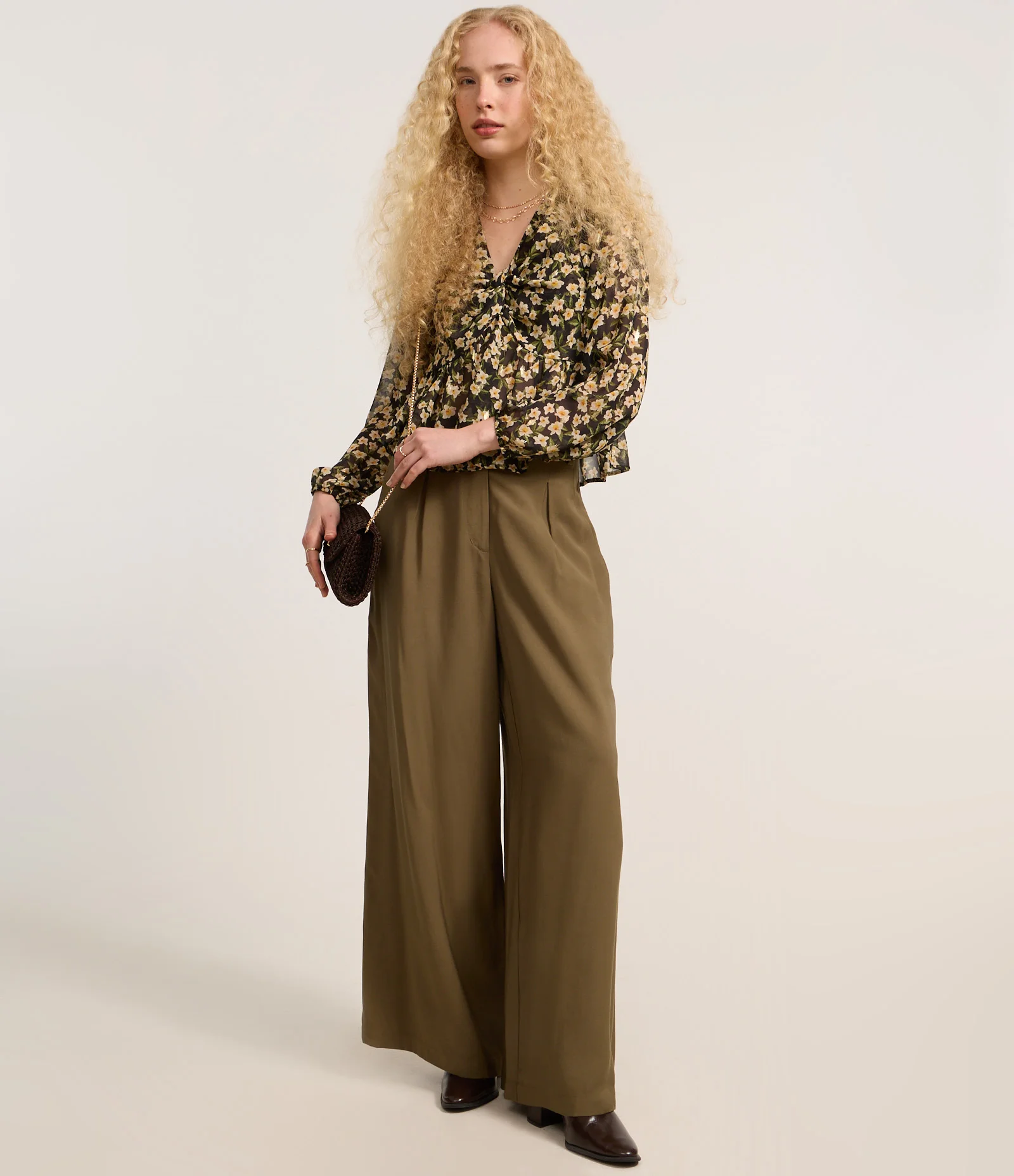 Blusa Curta em Chiffon com Amarração e Estampa Floral Preto 2