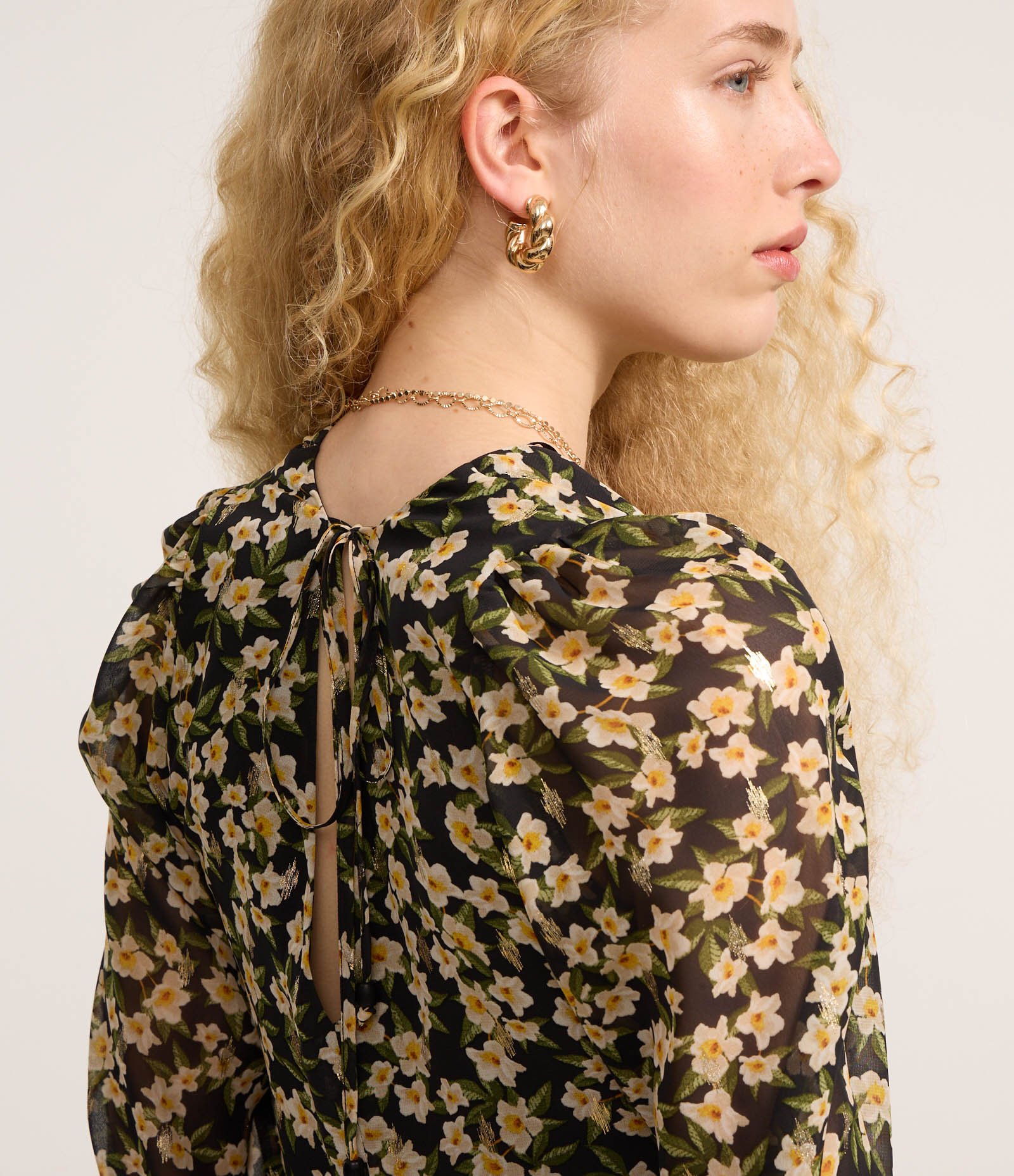 Blusa Curta em Chiffon com Amarração e Estampa Floral Preto 5