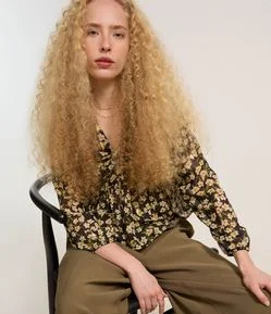 Blusa Curta em Chiffon com Amarração e Estampa Floral