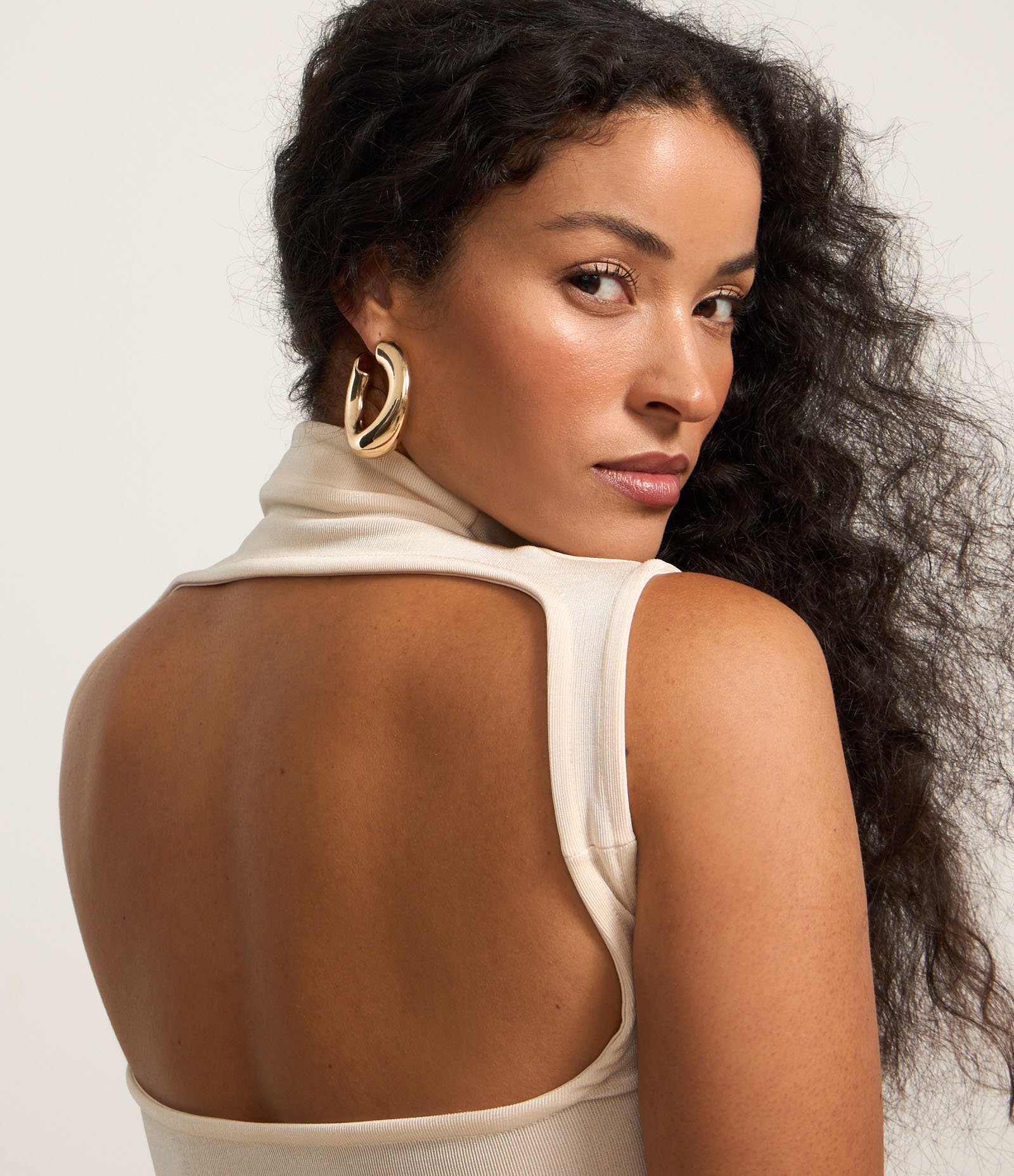 Blusa Cropped Franzida em Ribana com Gola Alta e Costas Abertas Bege 5