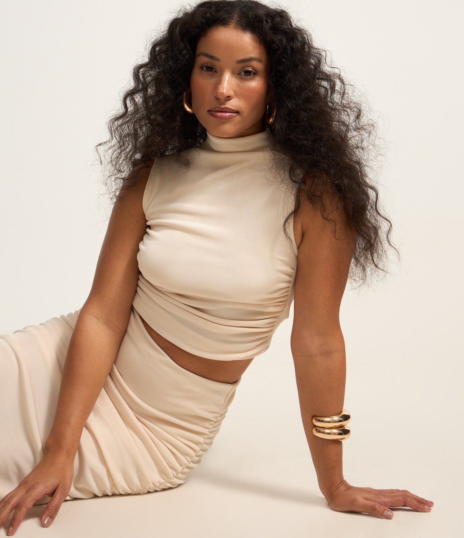 Blusa Cropped Franzida em Ribana com Gola Alta e Costas Abertas Bege 6