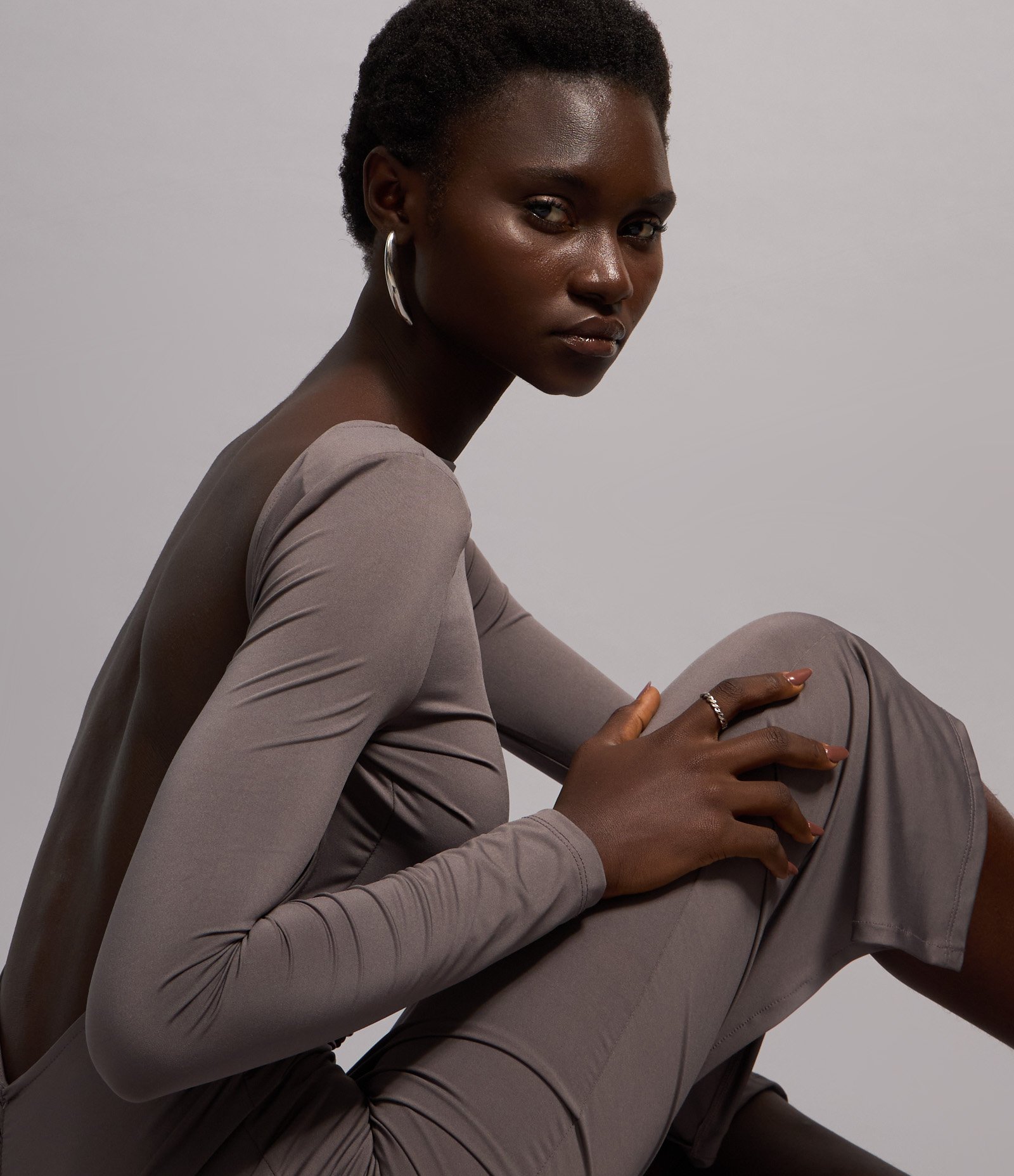 Vestido New Midi com Decote nas Costas e Fenda Cinza 5