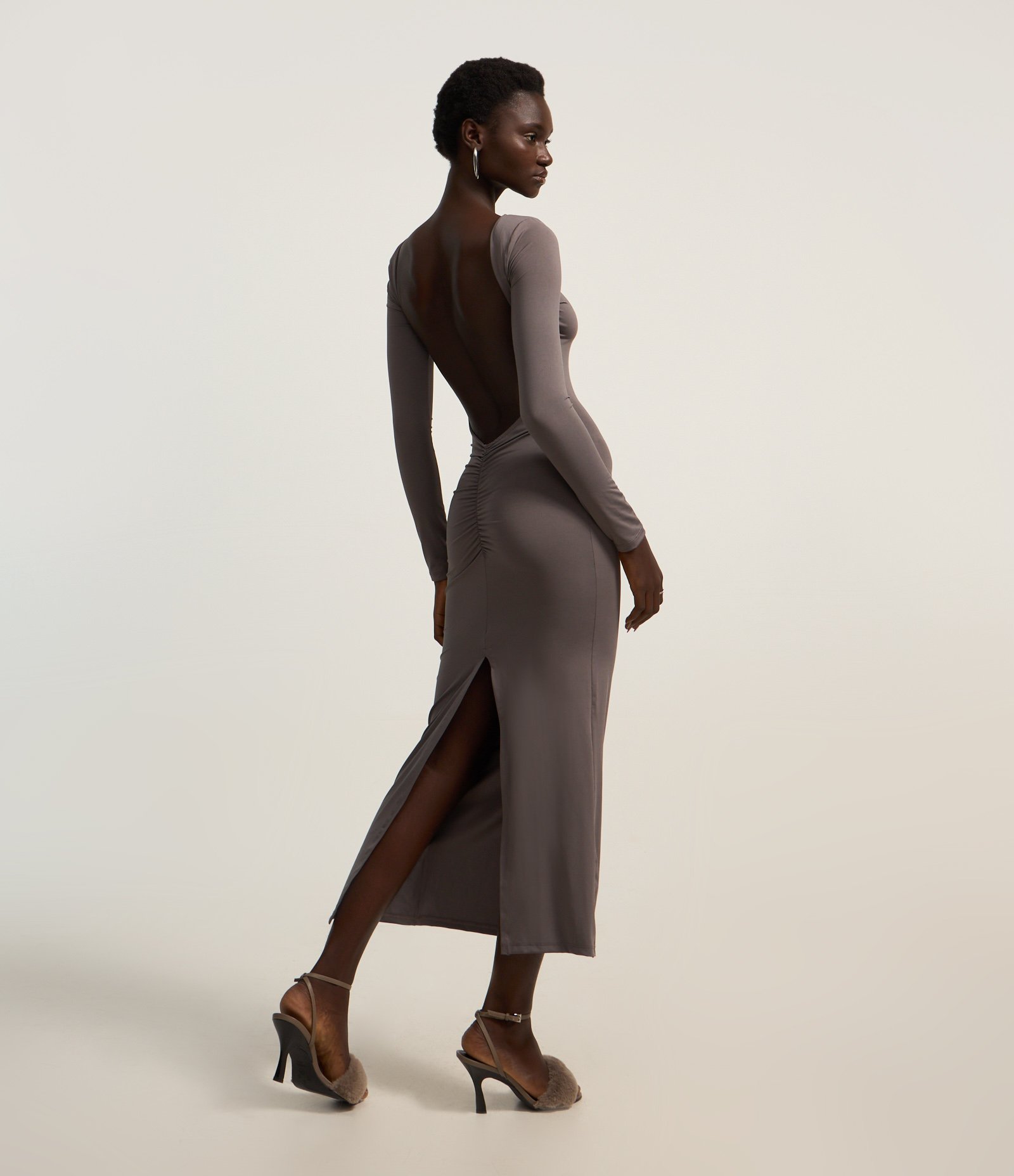 Vestido New Midi com Decote nas Costas e Fenda Cinza 1