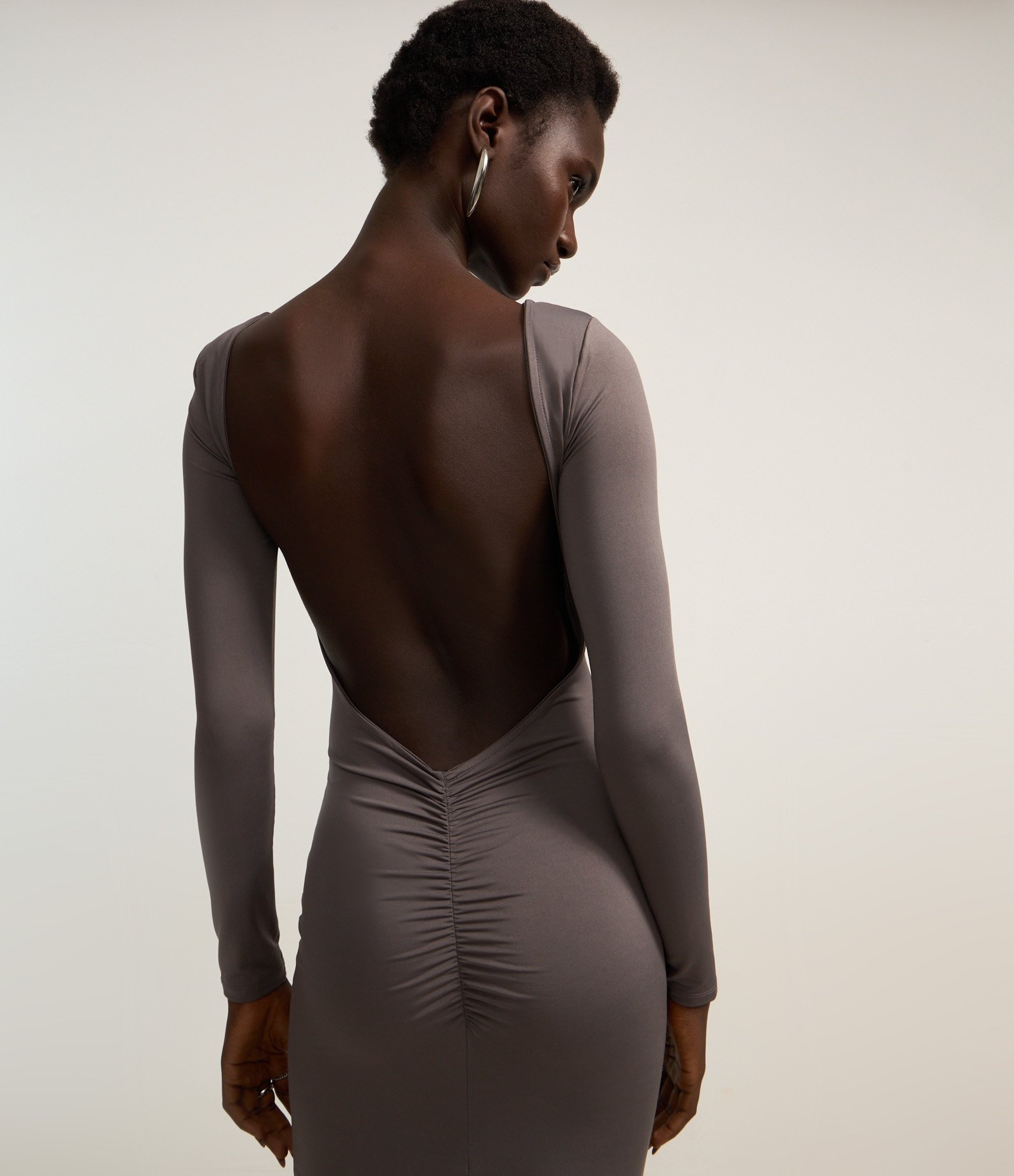 Vestido New Midi com Decote nas Costas e Fenda Cinza 3