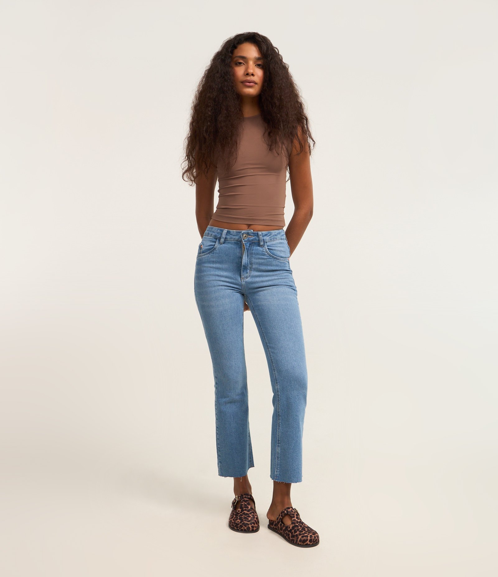 Calça Flare Cropped em Jeans com Barra a Fio Azul Claro 1