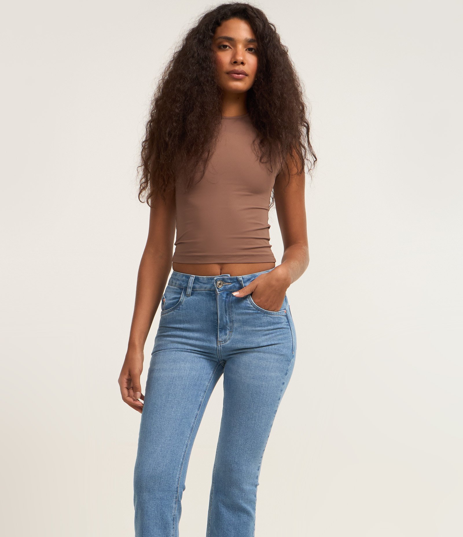 Calça Flare Cropped em Jeans com Barra a Fio Azul Claro 2