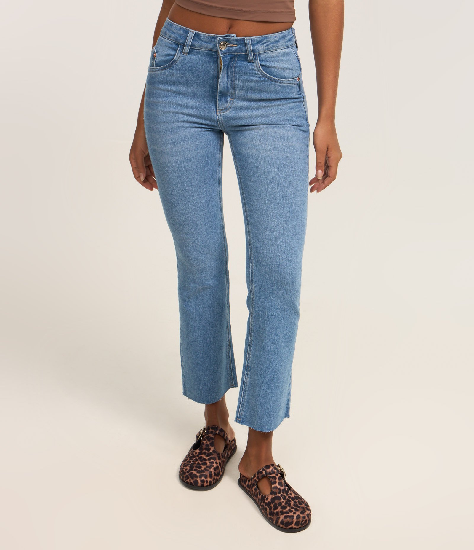 Calça Flare Cropped em Jeans com Barra a Fio Azul Claro 3