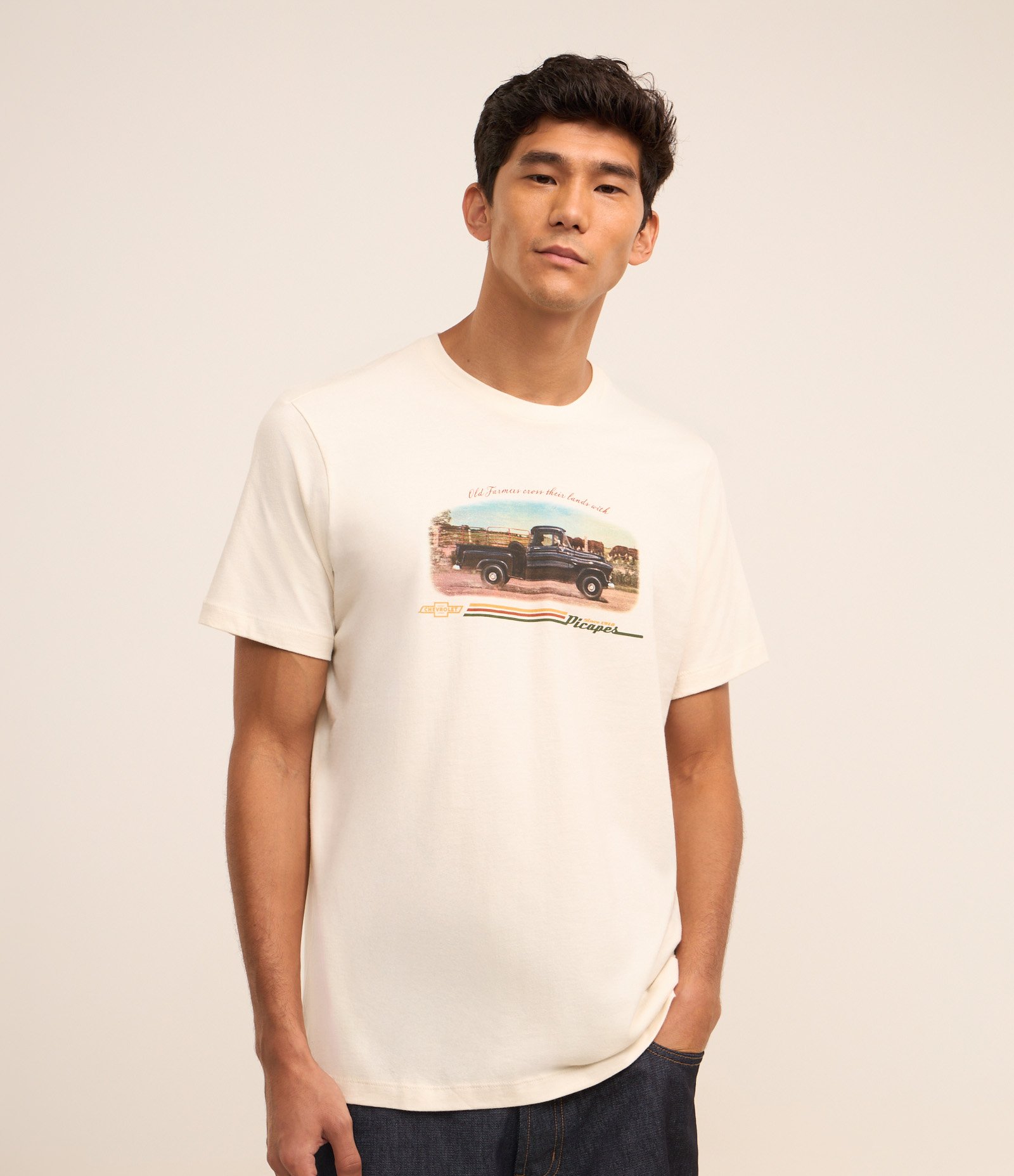 Camiseta Comfort com Estampa de Picape Chevrolet Off White 1