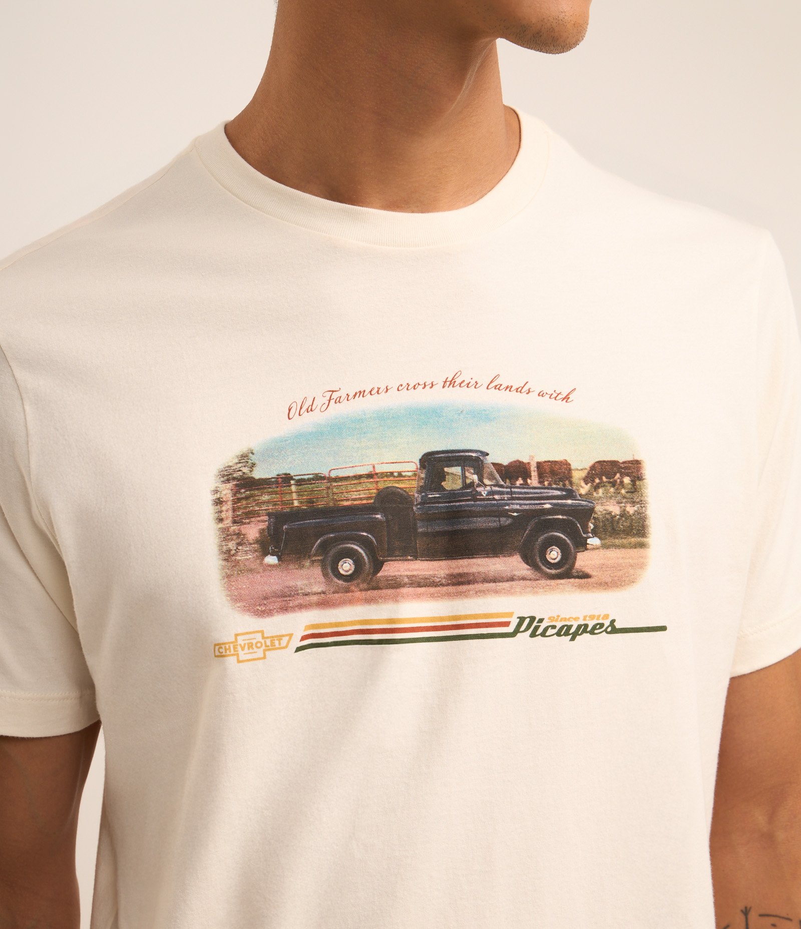 Camiseta Comfort com Estampa de Picape Chevrolet Off White 3