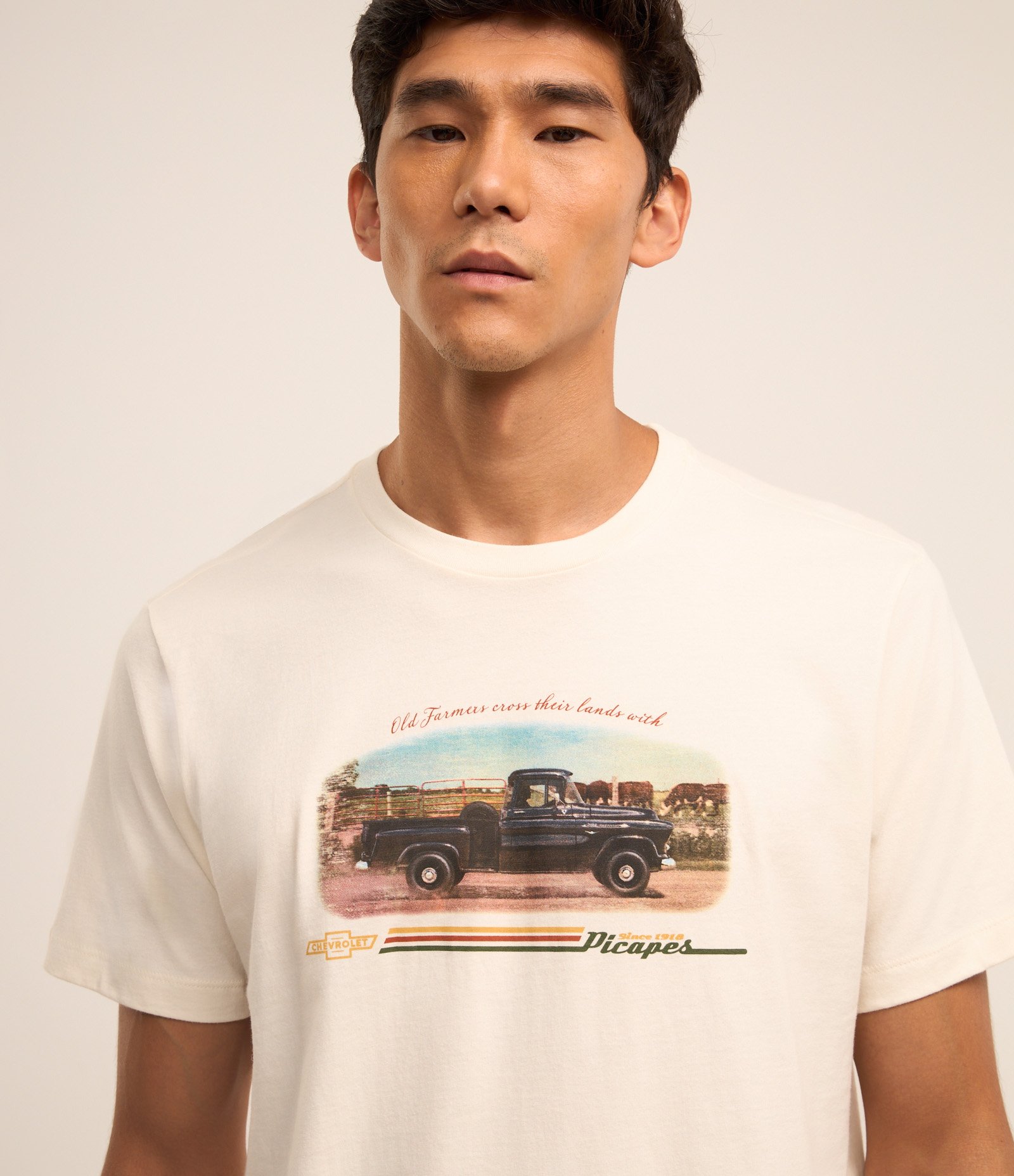 Camiseta Comfort com Estampa de Picape Chevrolet Off White 4