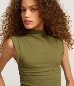 Blusa em Ribana com Golinha Alta e Cava Estendida