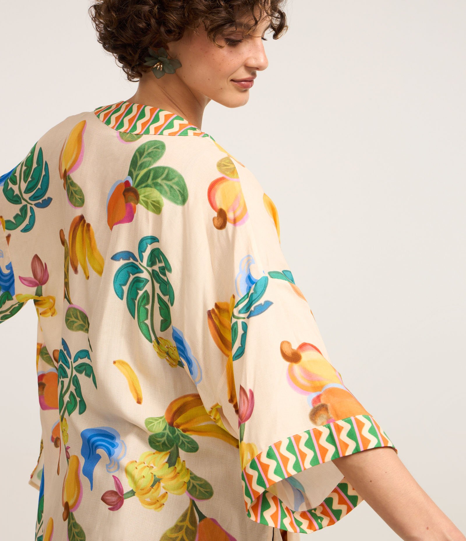 Kimono Alongado em Viscose com Estampa Frutas Multicores 4