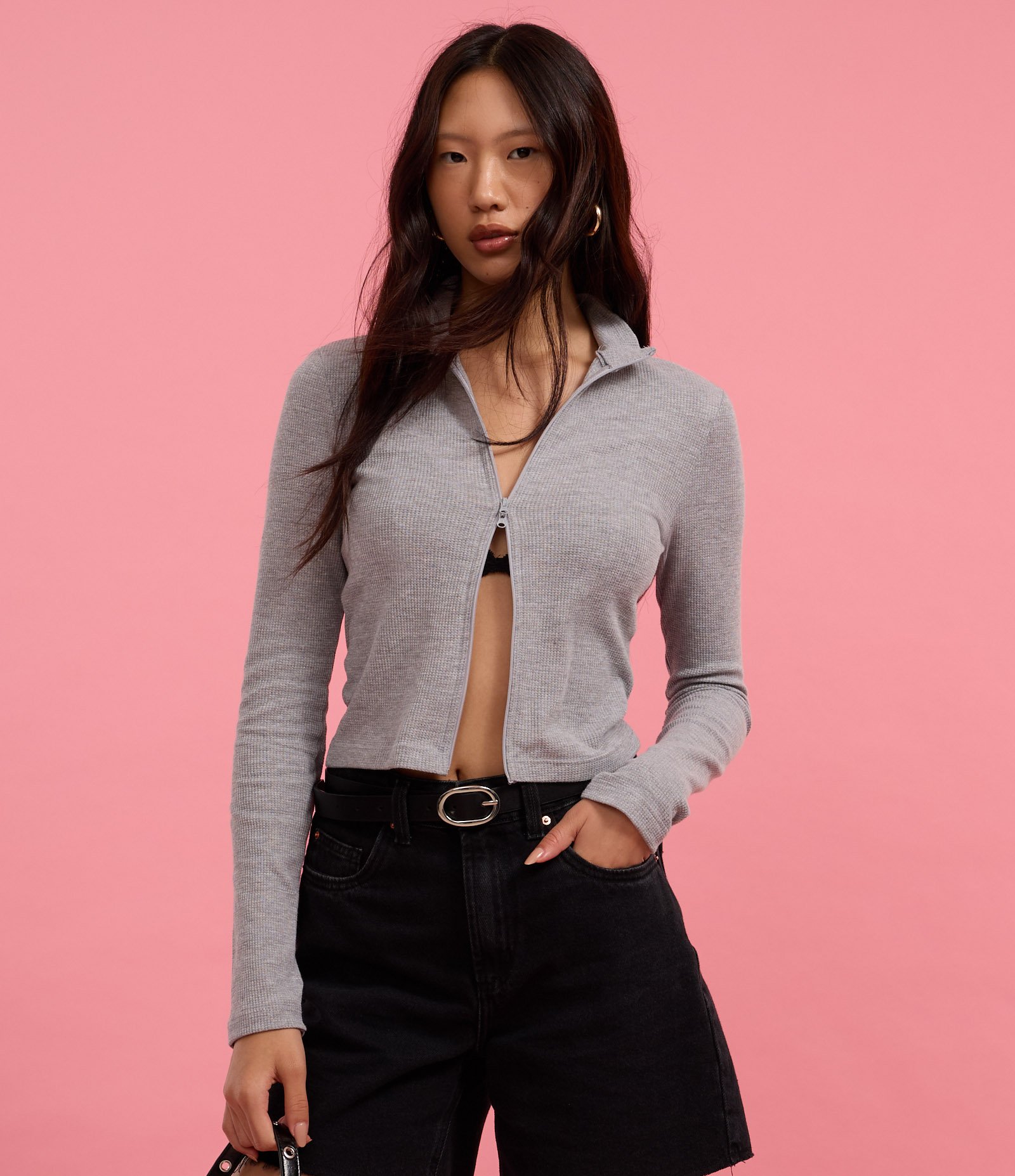 Blusa em Ribana com Zíper Frontal e Gola alta Cinza 4