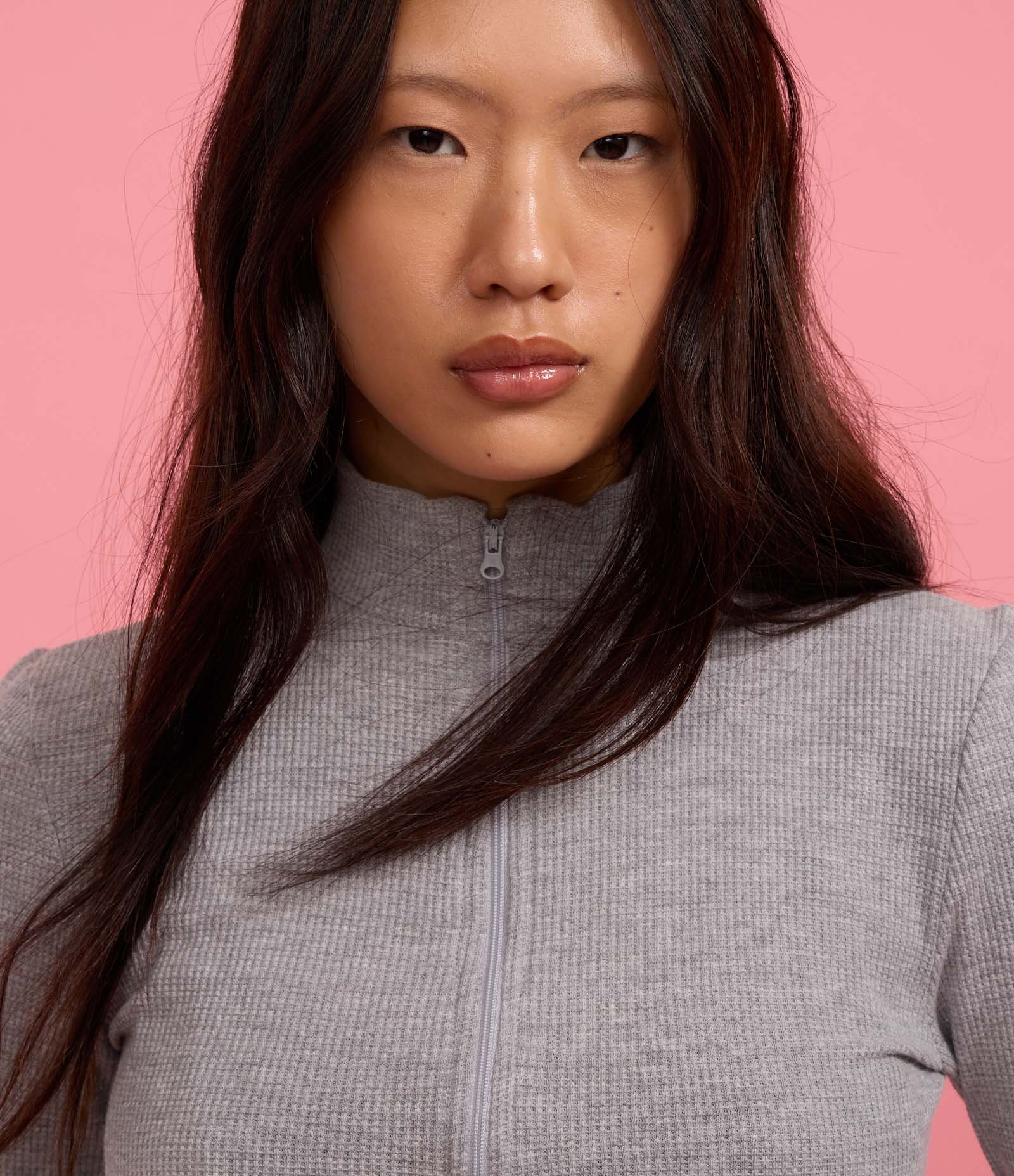 Blusa em Ribana com Zíper Frontal e Gola alta Cinza 5