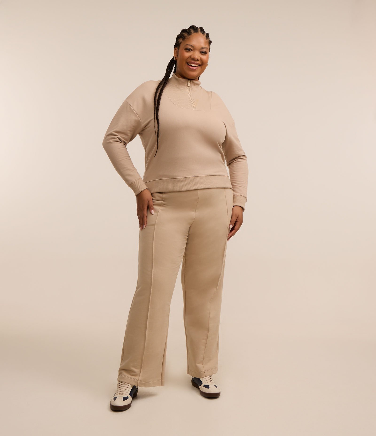 Calça Reta em Moletom com Detalhes Ashua Curve e Plus Size Bege 1