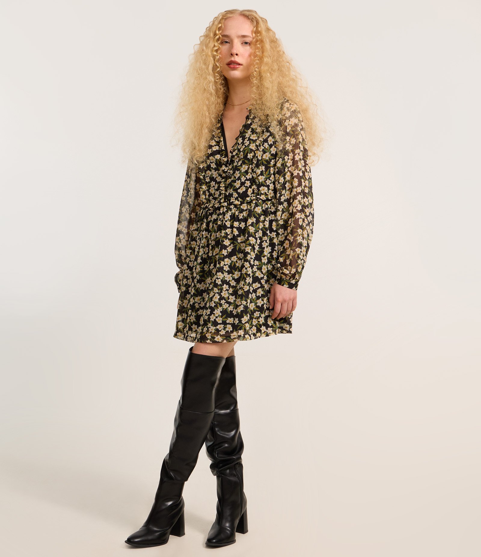 Vestido Curto em Chiffon Floral com Babadinhos Preto 2