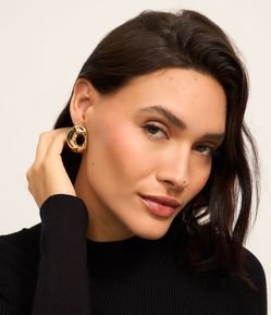 Brinco Botão Médio em Metal Vazado