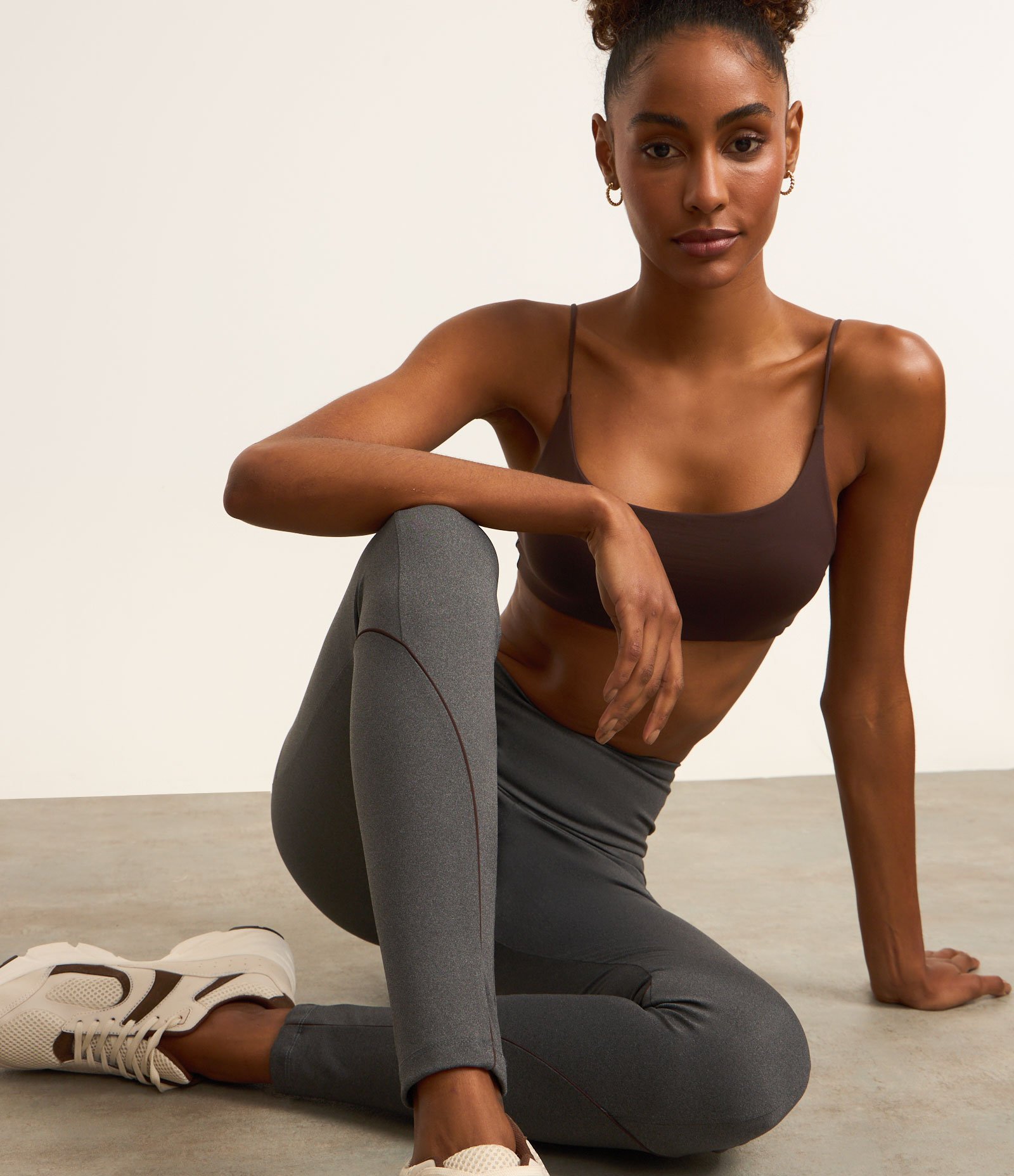 Calça Legging Esportiva com Cós Alto e Frisos Cinza 1