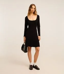 Vestido Evasê Curto Canelado em Tricô com Decote Quadrado