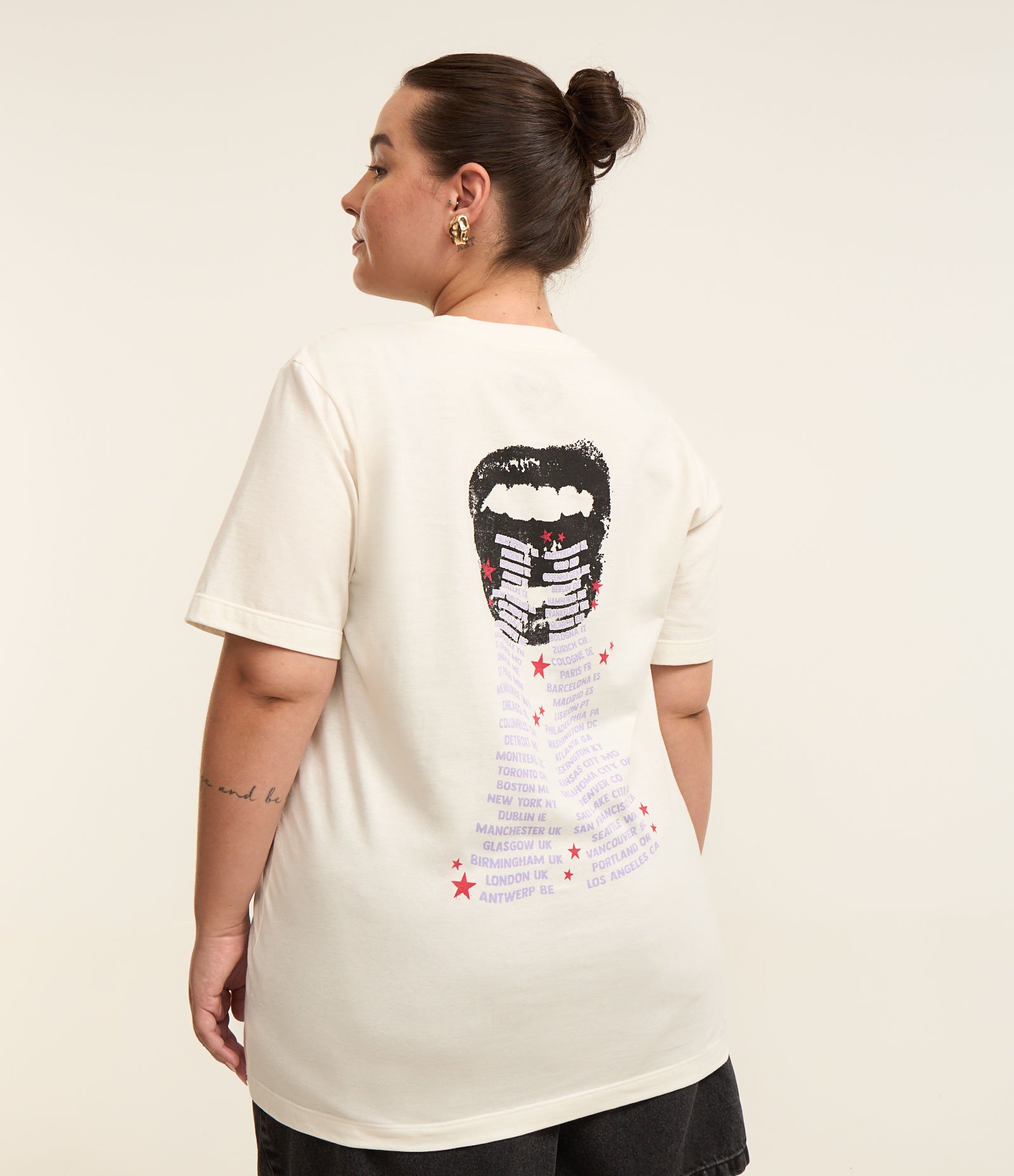 Camiseta Alongada Estampada Olivia Rodrigo Curve & Plus Size Off White 3