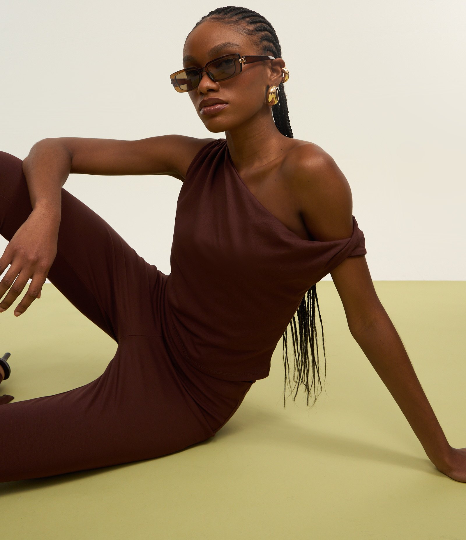 Blusa sem Manga em Ponto Roma com Detalhe Assimétrico Marrom 4