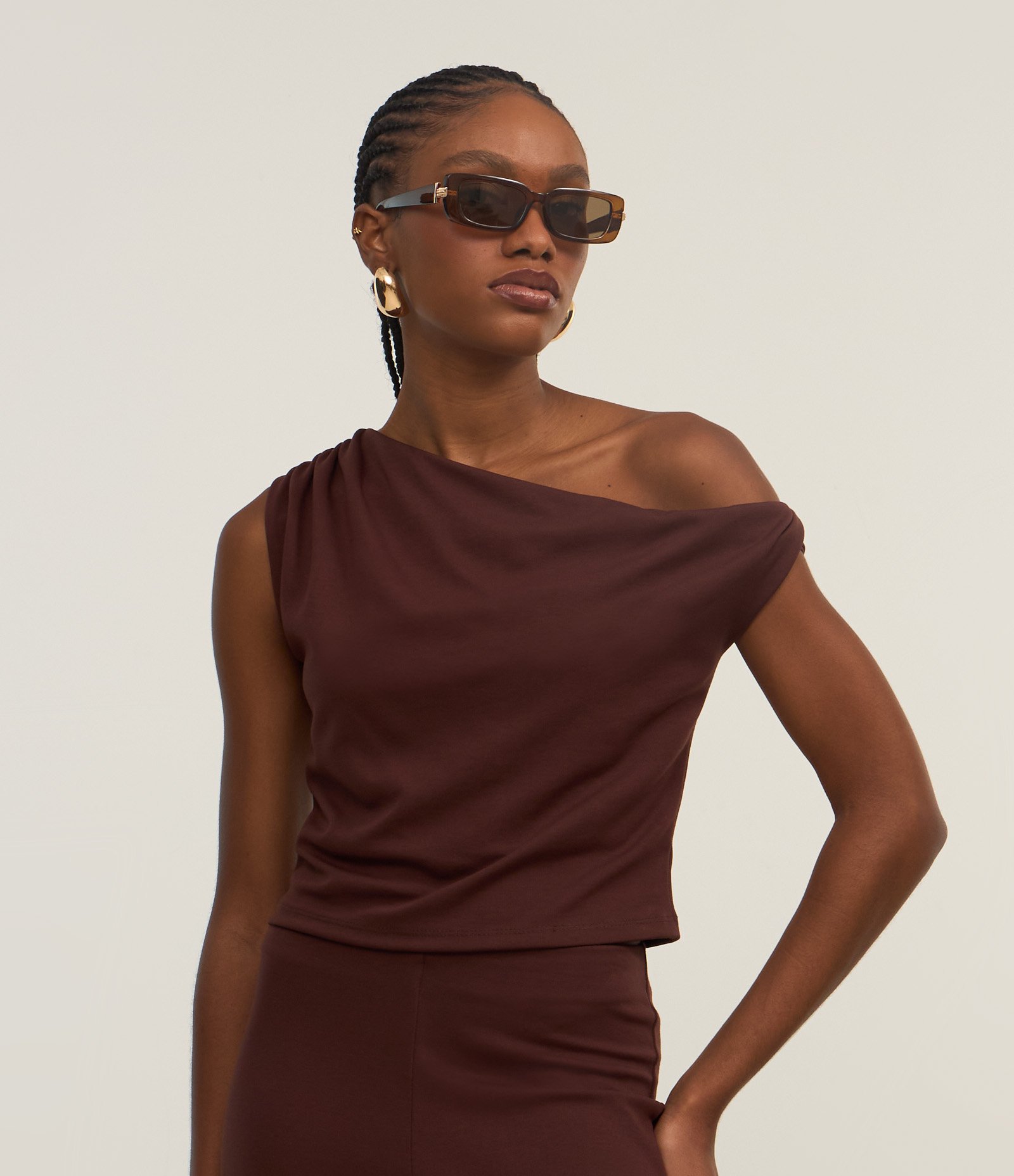 Blusa sem Manga em Ponto Roma com Detalhe Assimétrico Marrom 1