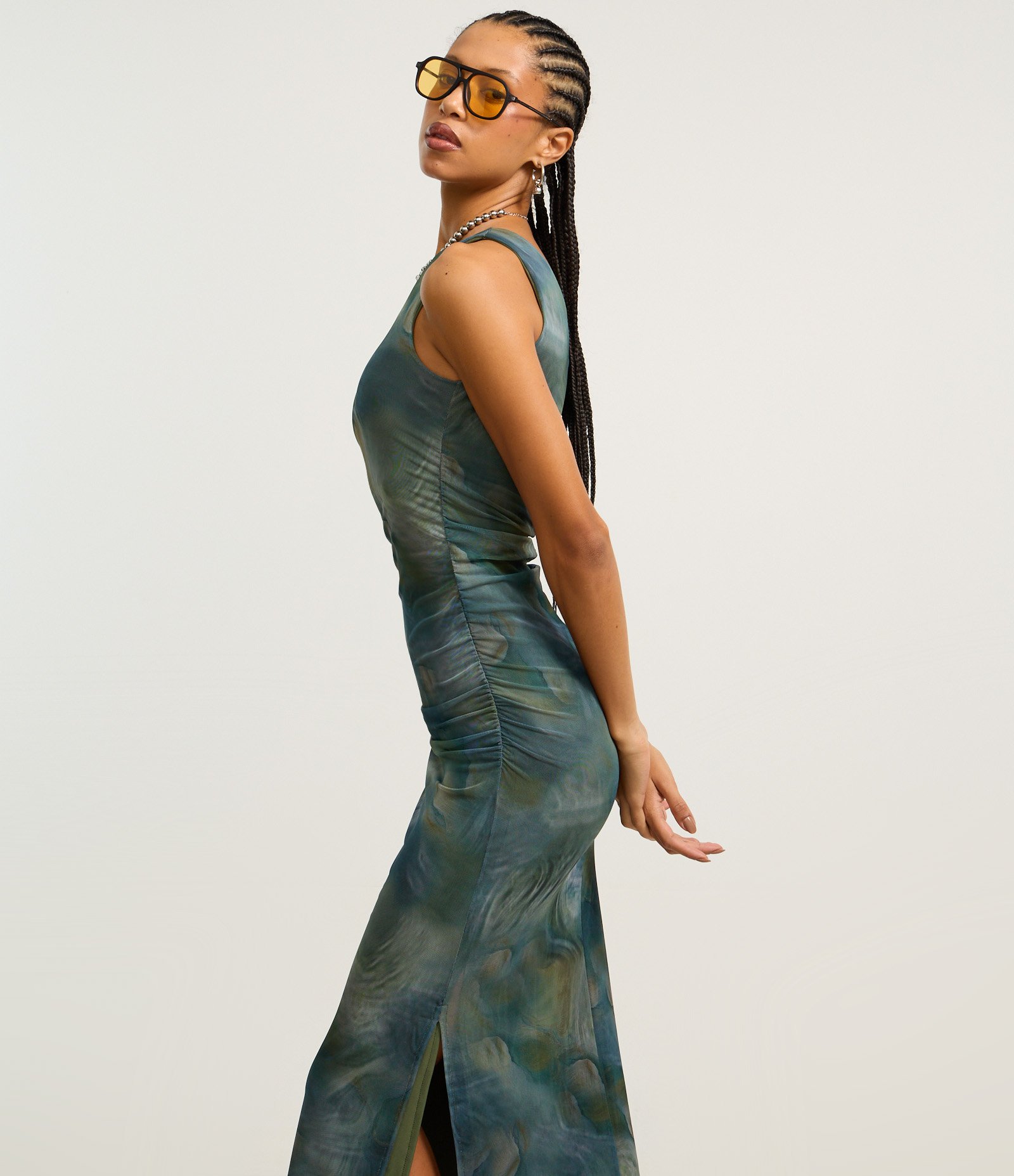 Vestido Midi em Tule com Ombro Só e Estampa Abstrata Verde 2