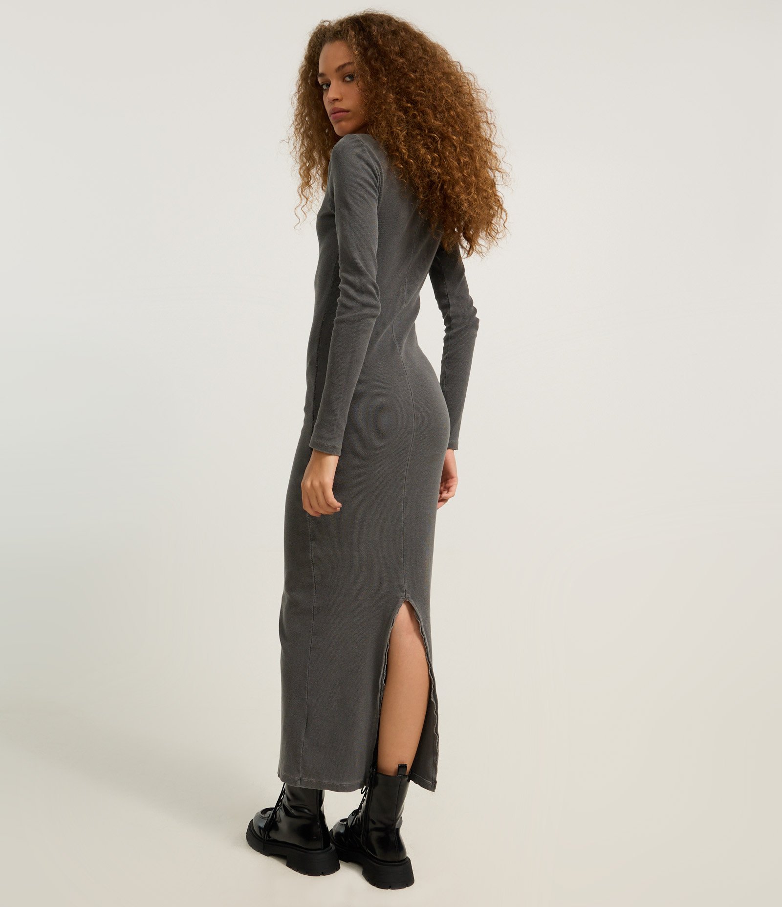 Vestido New Midi com Drapeado Lateral e Fenda na Barra Cinza 4