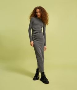 Vestido New Midi com Drapeado Lateral e Fenda na Barra