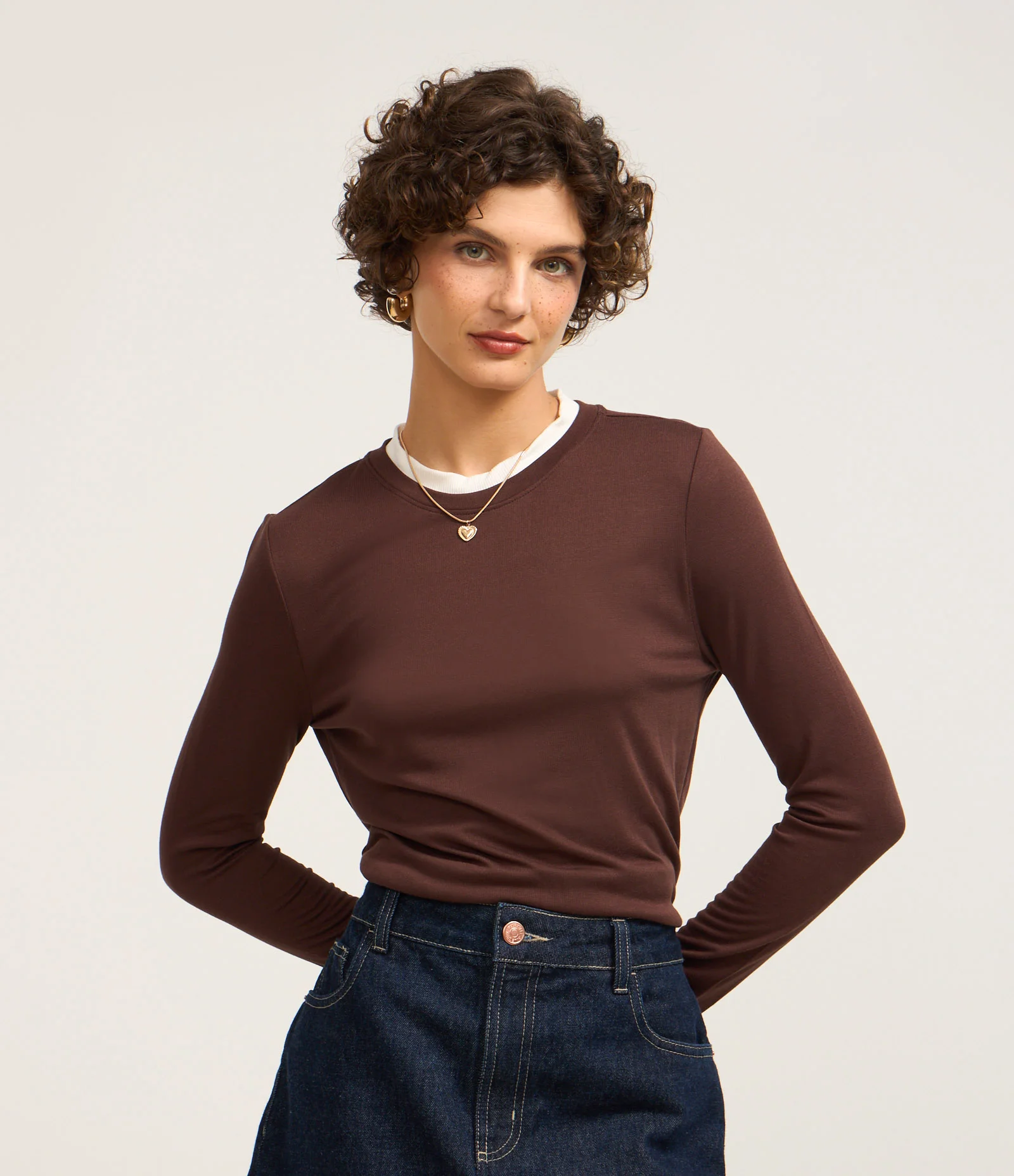 Blusa em Viscose com Sobreposição na Gola Marrom 1