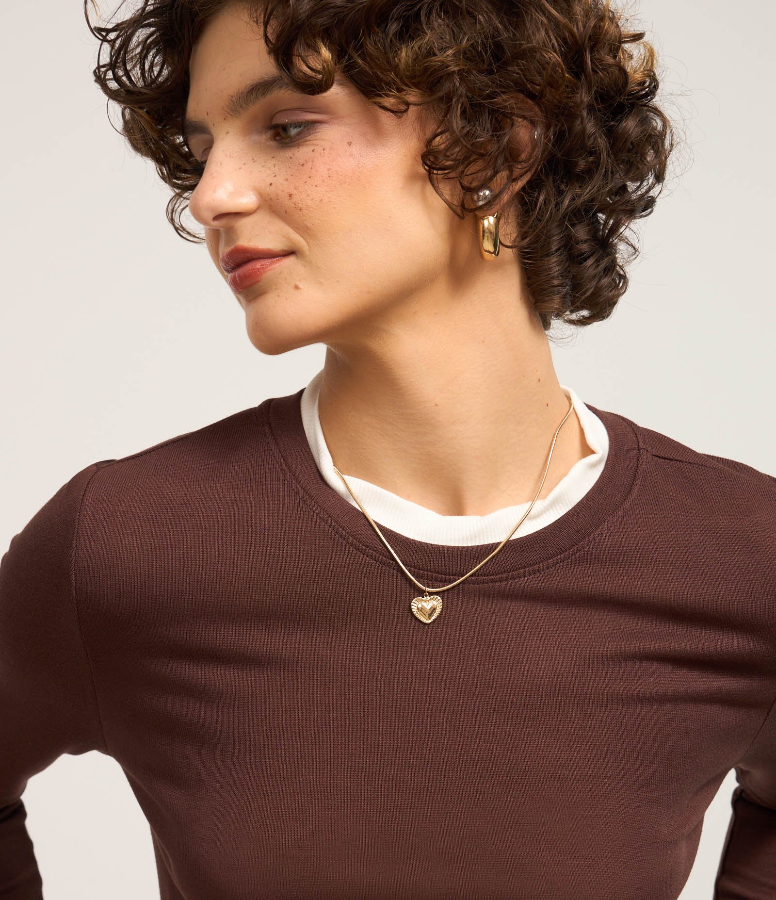 Blusa em Viscose com Sobreposição na Gola Marrom 3