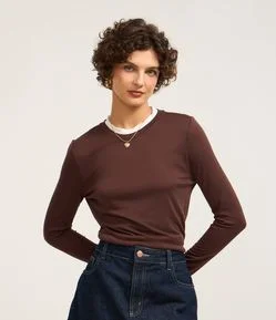 Blusa em Viscose com Sobreposição na Gola