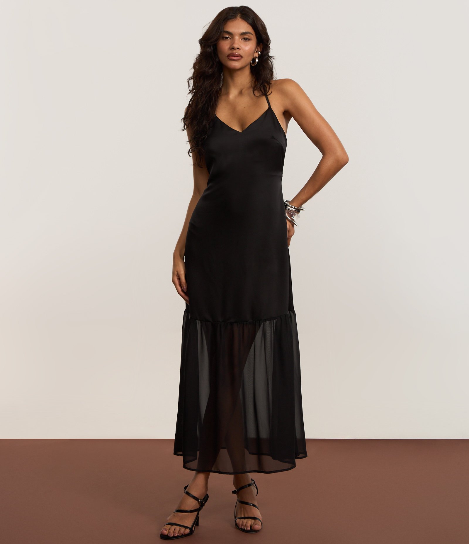 Vestido New Midi Acetinado com Costas Abertas e Detalhe Metal Orgânico Preto 5