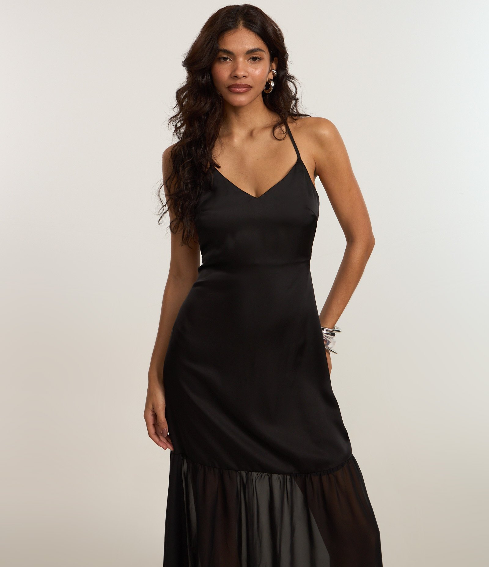 Vestido New Midi Acetinado com Costas Abertas e Detalhe Metal Orgânico Preto 2