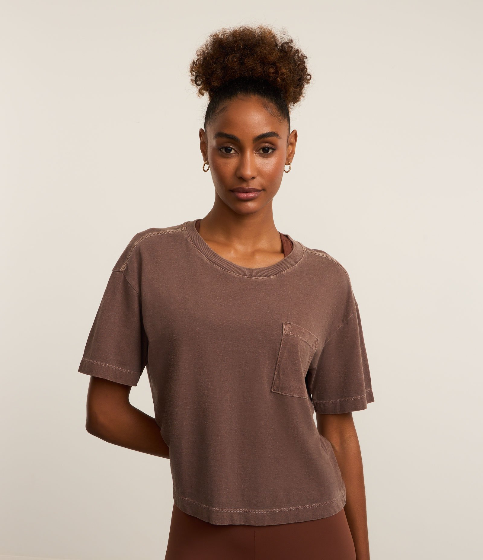 Camiseta Boxy Cropped Esportiva em Algodão Estonado com Bolsinho Marrom 1