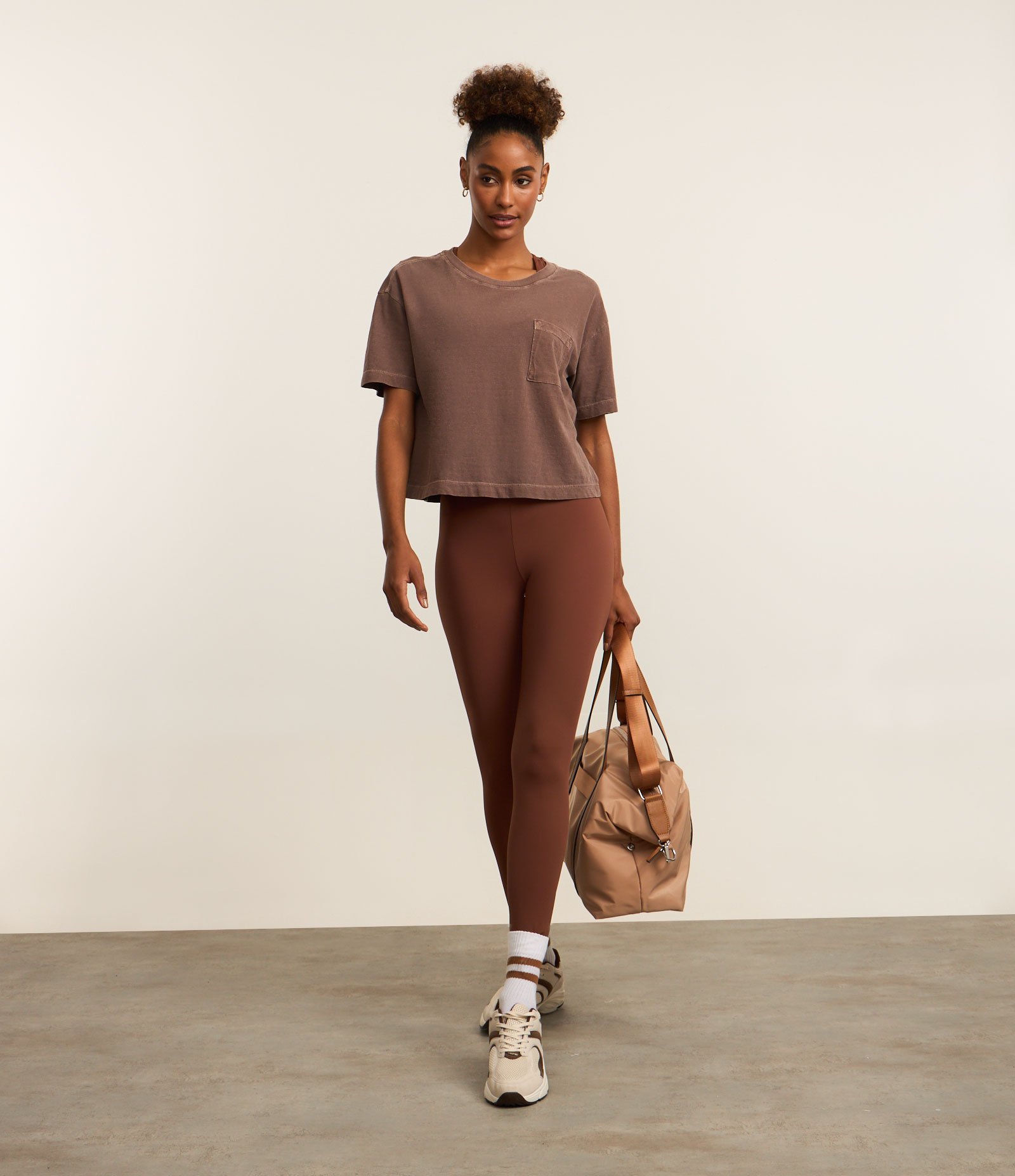 Camiseta Boxy Cropped Esportiva em Algodão Estonado com Bolsinho Marrom 2