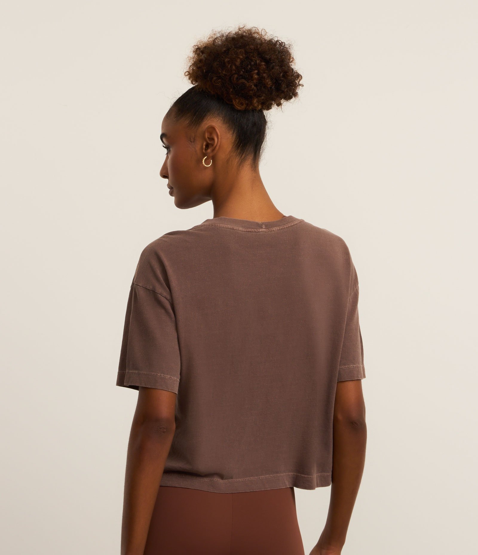 Camiseta Boxy Cropped Esportiva em Algodão Estonado com Bolsinho Marrom 3