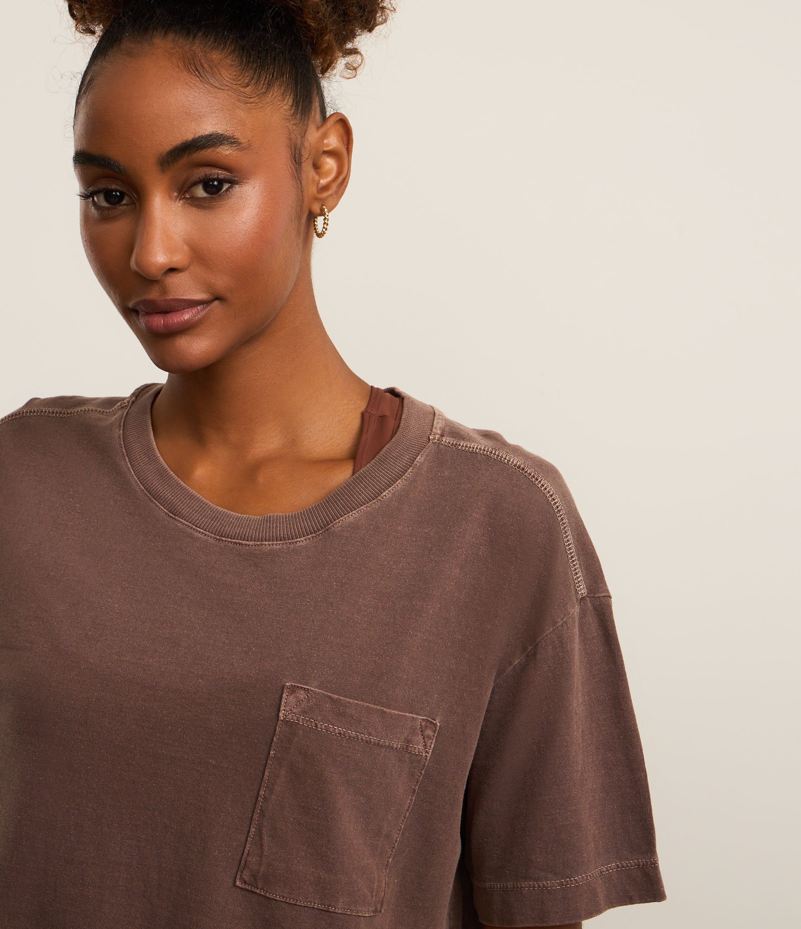 Camiseta Boxy Cropped Esportiva em Algodão Estonado com Bolsinho Marrom 4