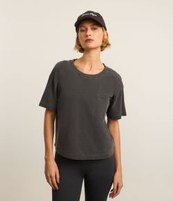 Camiseta Boxy Cropped Esportiva em Algodão Estonado com Bolsinho