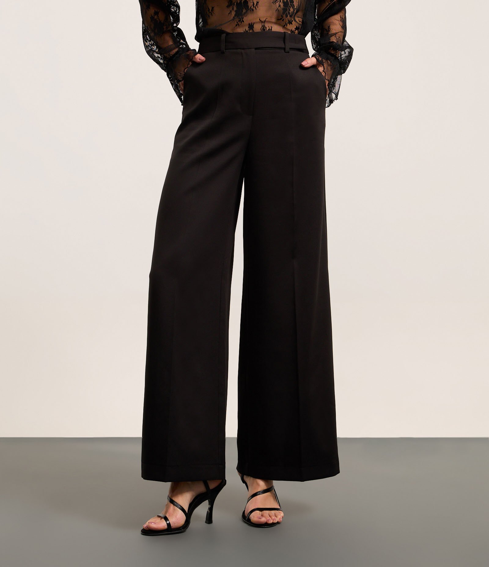 Calça Alfaiatada com Bolsos e Frisos Preto 3