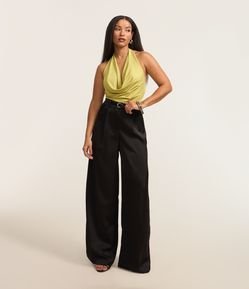 Calça Pantalona em Alfaiataria com Cinto e Pregas Frontais