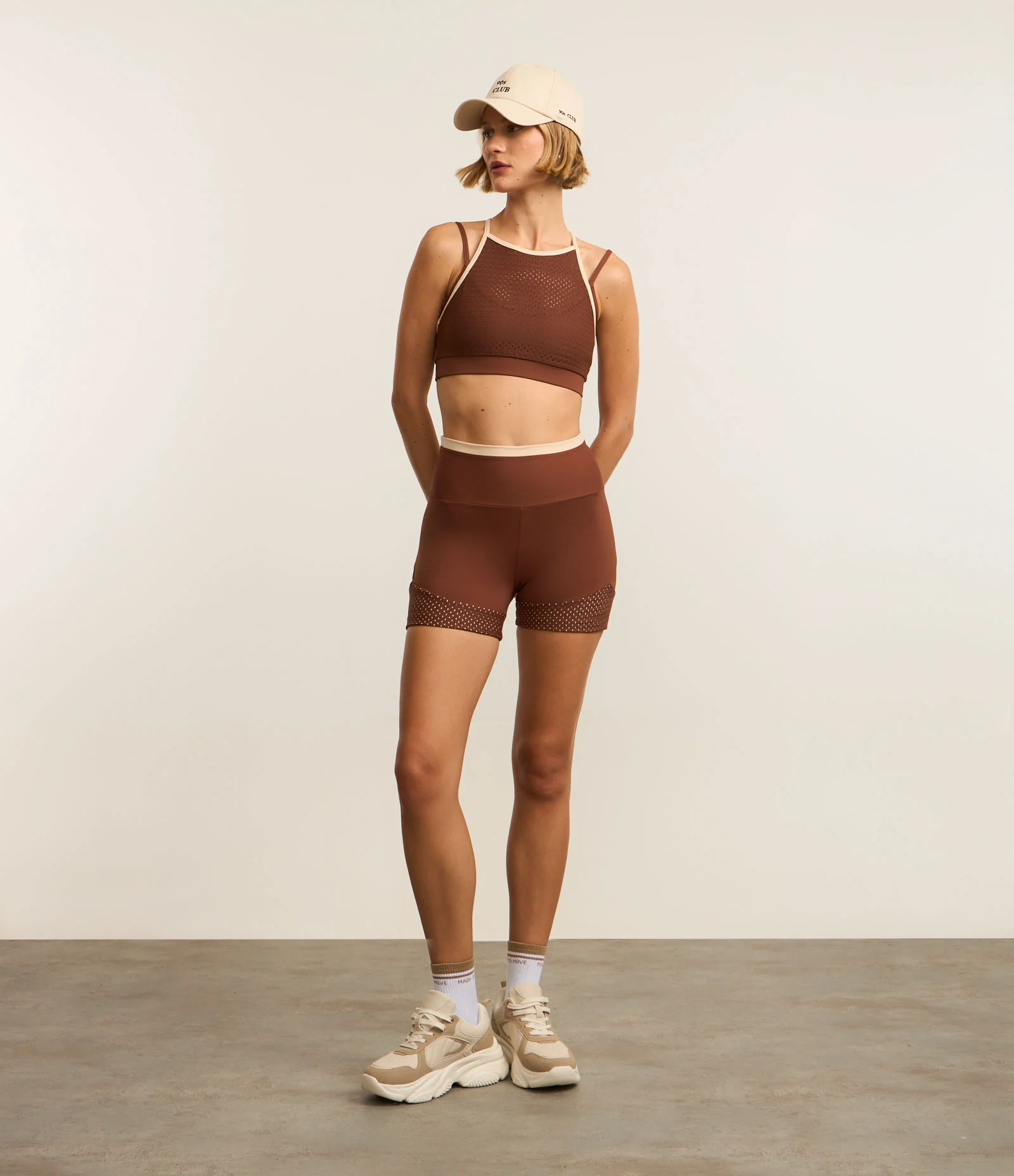 Top sem Bojo Esportivo em Microfibra Texturizada com Sobreposição Marrom 2