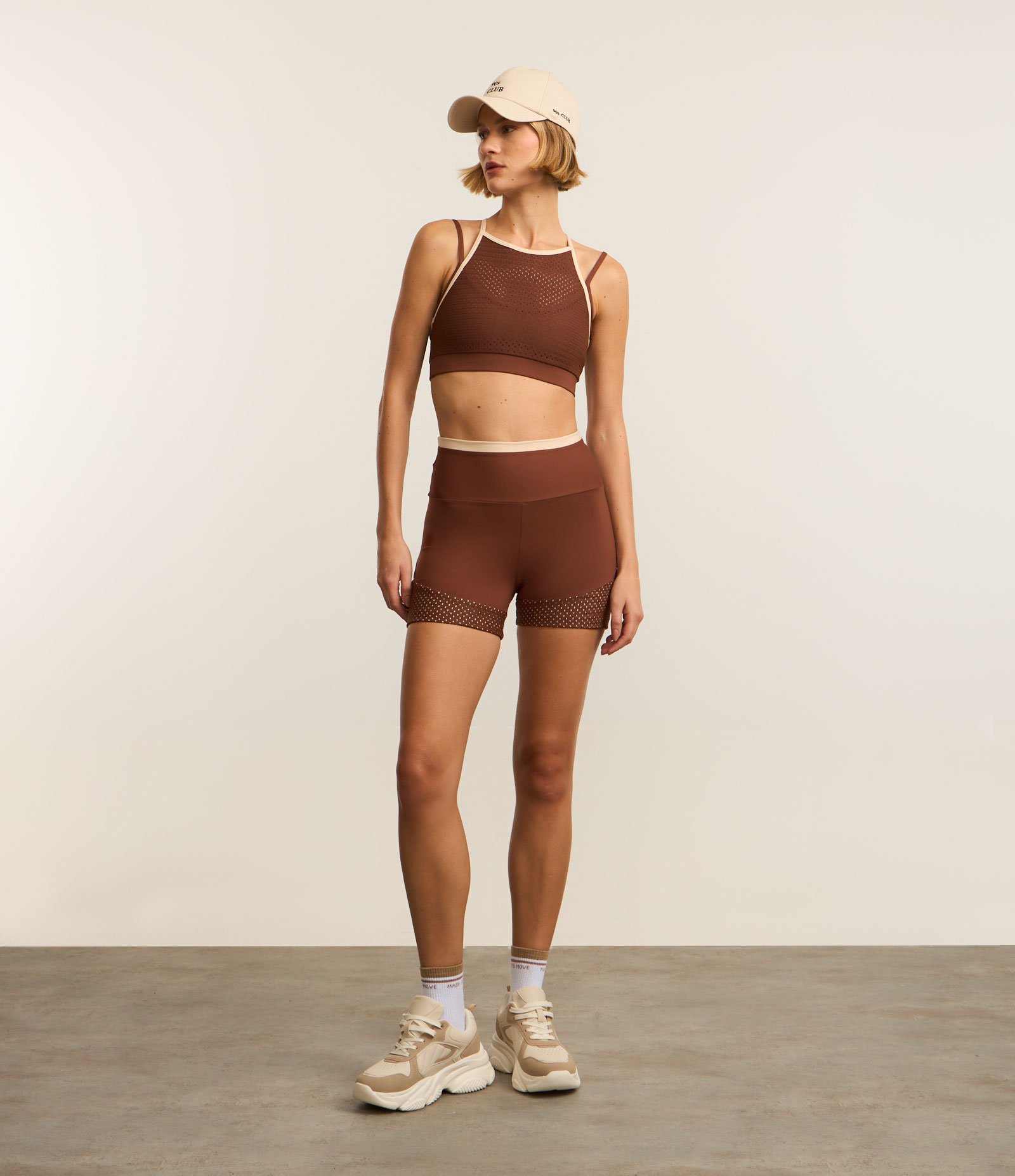 Bermuda Crossfiteira em Microfibra com Recorte Texturizado e Bolsos Marrom 1