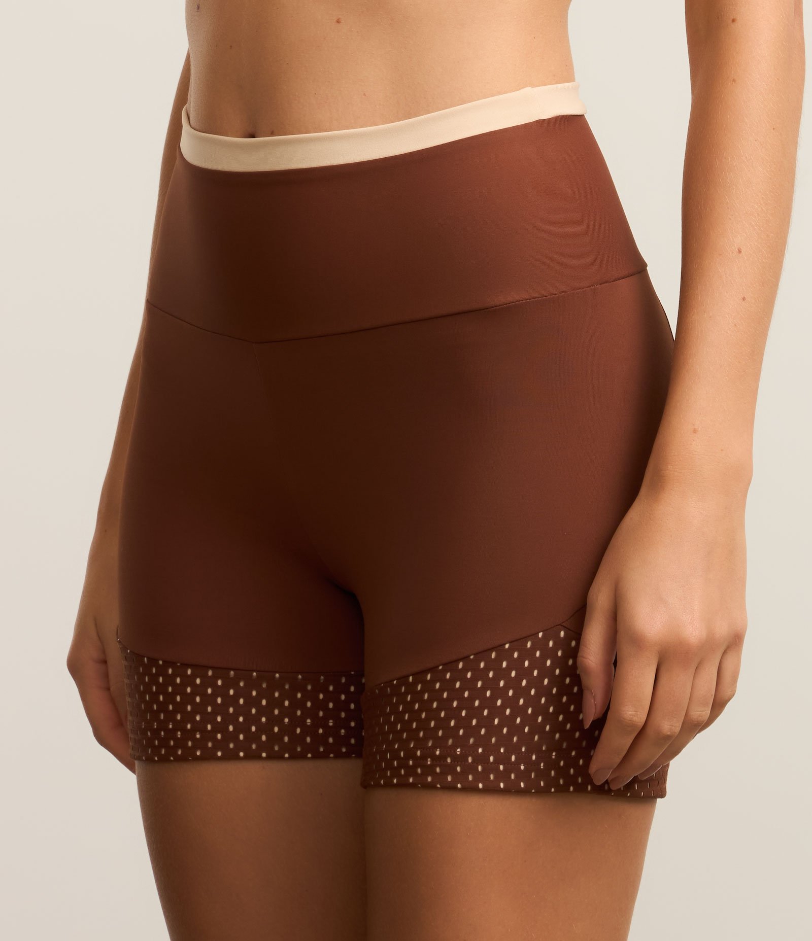 Bermuda Crossfiteira em Microfibra com Recorte Texturizado e Bolsos Marrom 2