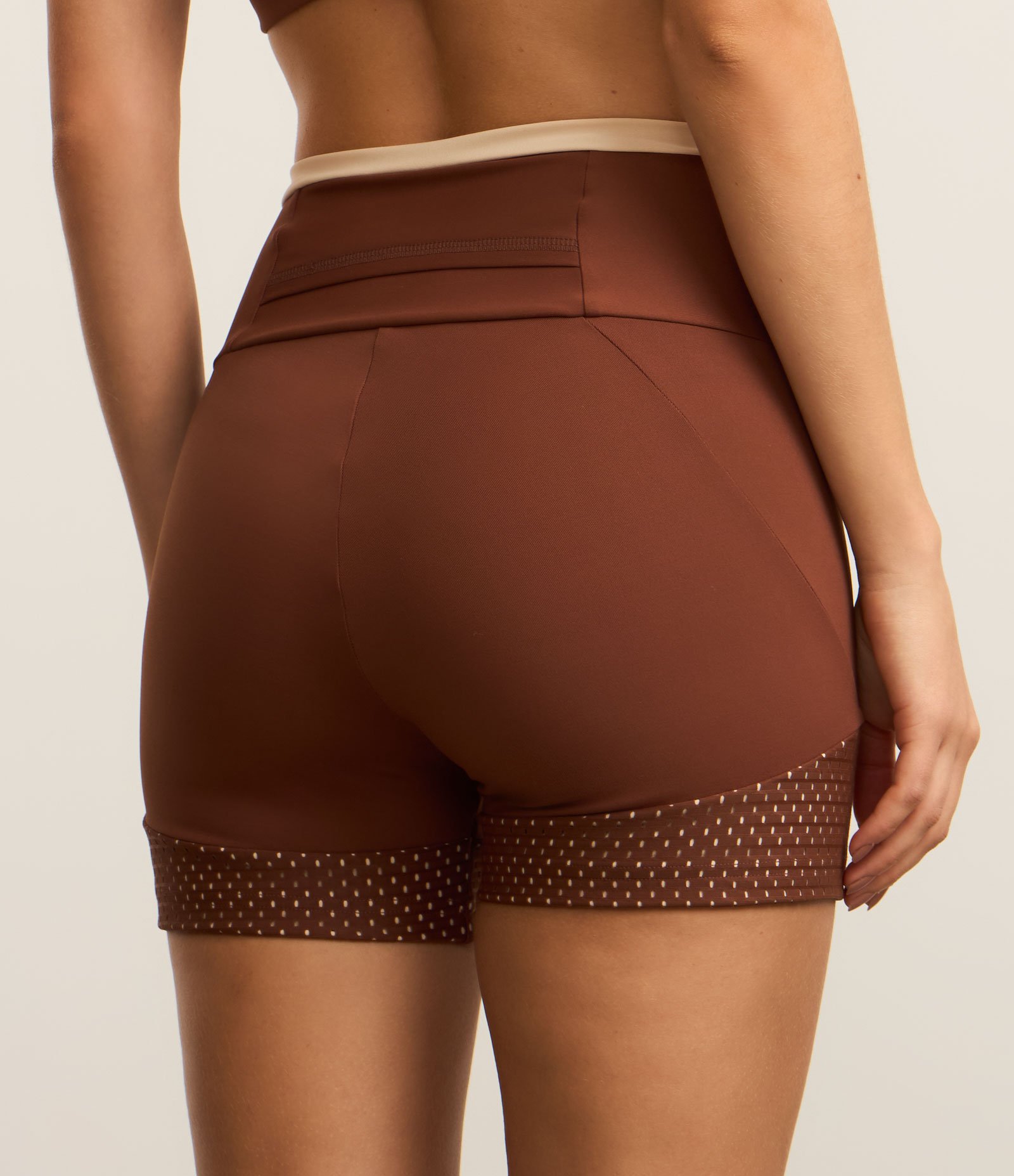 Bermuda Crossfiteira em Microfibra com Recorte Texturizado e Bolsos Marrom 3