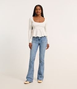 Calça Boot Cut em Jeans com Bolsos Frontais