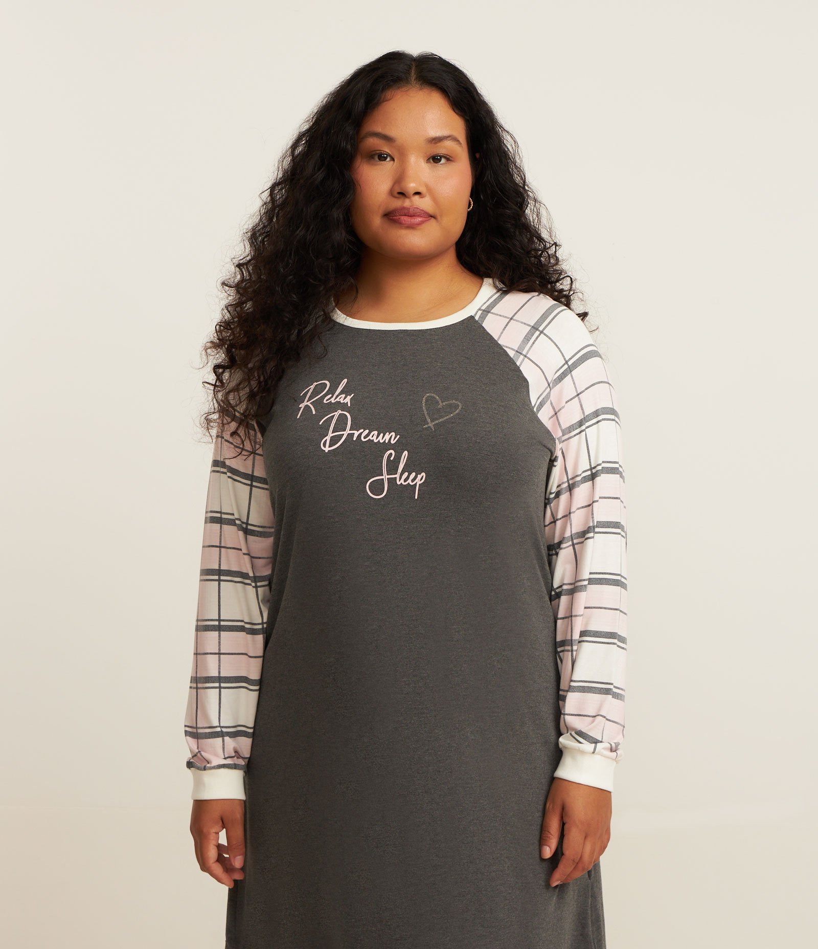 Camisola Raglan Xadrez e Estampa Lettering Curve & Plus Size Cinza 1